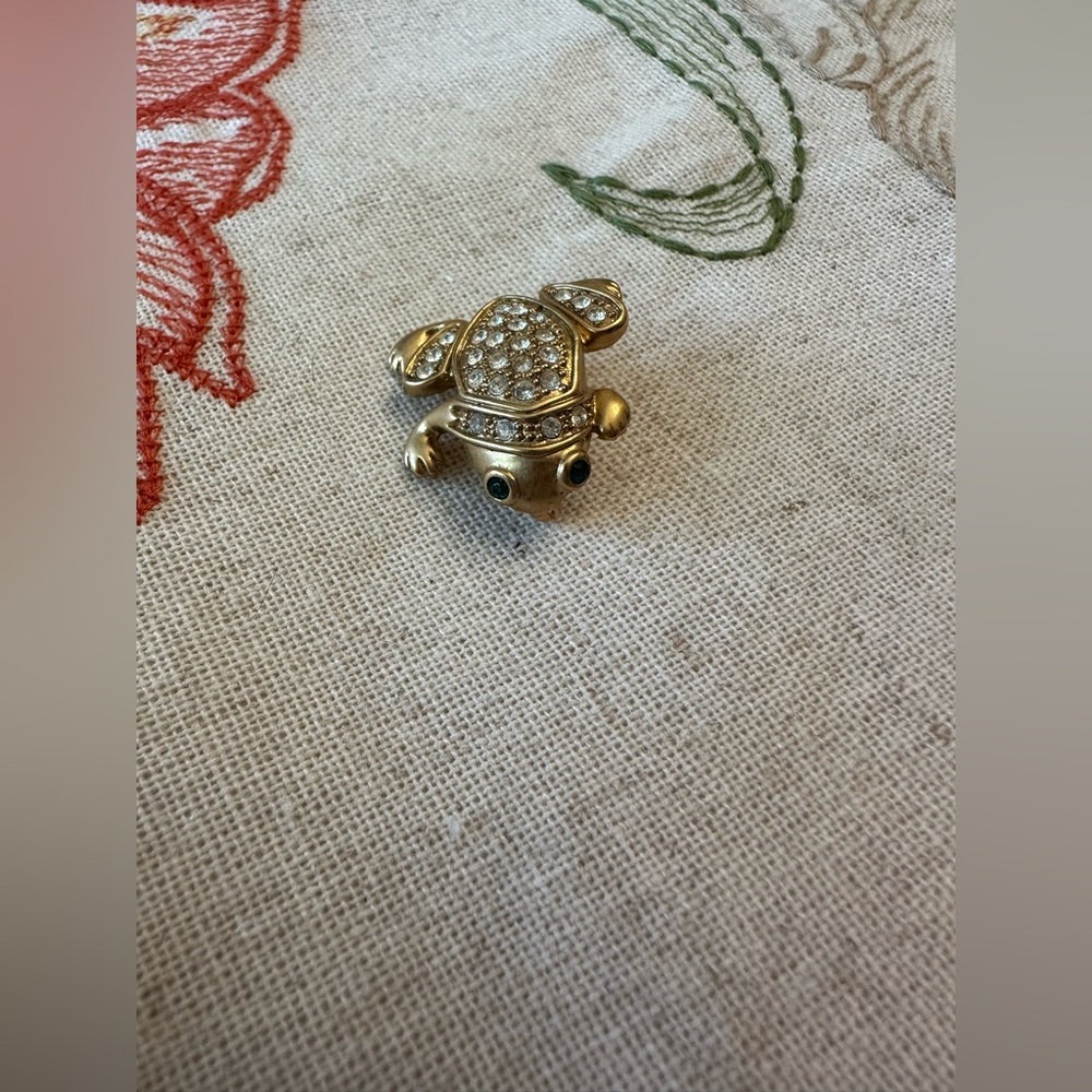 Vintage goldtone frog brooch/ pin with pave an emerald Colored crystals
